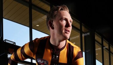 Fremantle Dockers and Hawthorn Hawks name their teams to face off at Optus Stadium in Perth