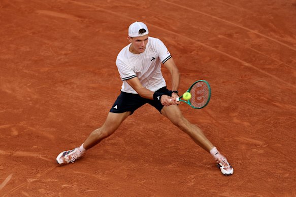 Jakub Mensik struggled in the heat in the second round, but is now into the final 16.