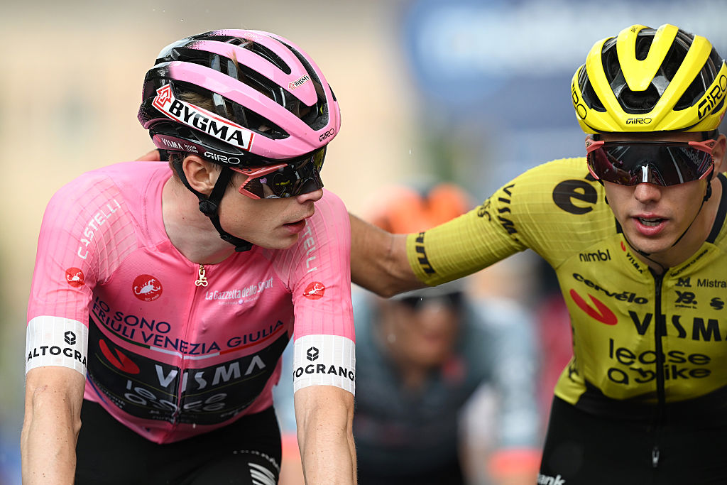 Piganzoli puts a hand on Vingegaard's back