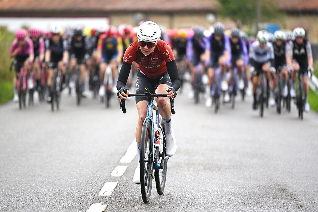 van alphen in stage 6 of vuelta feminina 2026