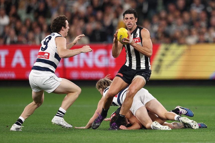 Scott Pendlebury evades a tackle from Max Holmes