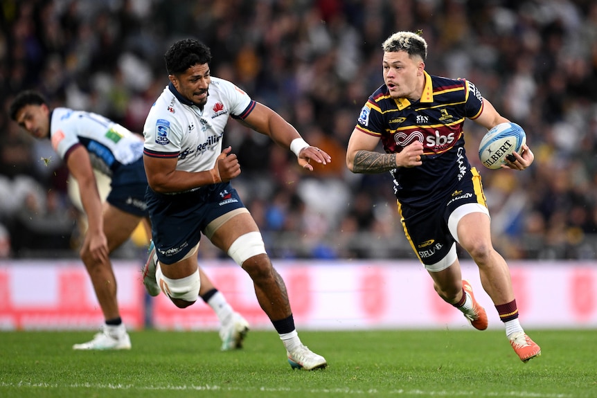 The Highlanders run the ball against the Waratahs in a 2026 Super Rugby Pacific match.