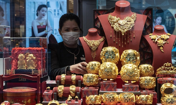 Hong Kong overtakes Switzerland as world's top cross-border wealth hub