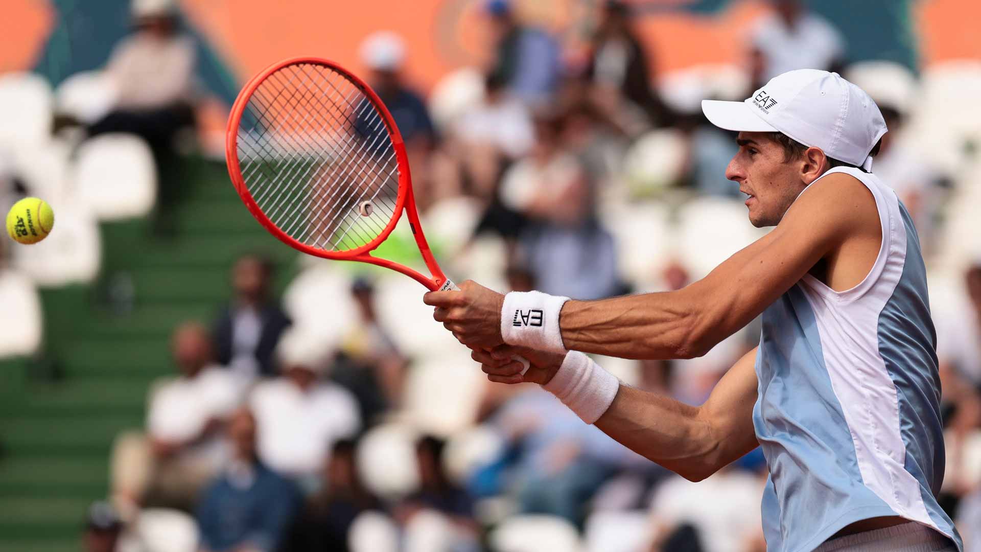 Matteo Arnaldi in action Wednesday at the Sardegna Open.