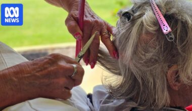 Volunteer gives central Queensland hospice residents free haircuts
