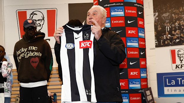 Tony Shaw presents Collingwood debutant Tew Jiath with his guernsey.