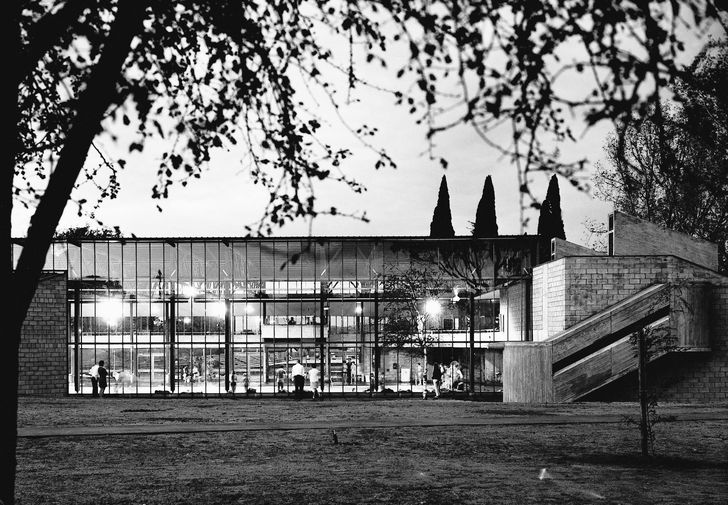 Daryl Jackson collaborated with Kevin Borland in the design of the Harold Holt Memorial Swimming Pool, Glen Iris (1969).