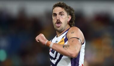 AFL live update: Fremantle Dockers face premiership test against Brisbane Lions in Gabba blockbuster