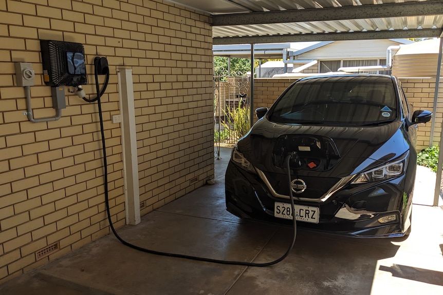 V2G charger and Nissan Leaf