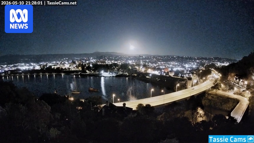 Traffic camera captures 'huge and so bright, so fast' meteor over Tasmania