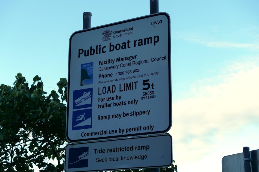 a large sign for hull river boat ramp