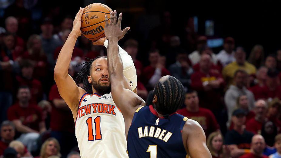 Rampant Knicks beat Cavs to close in on NBA Finals