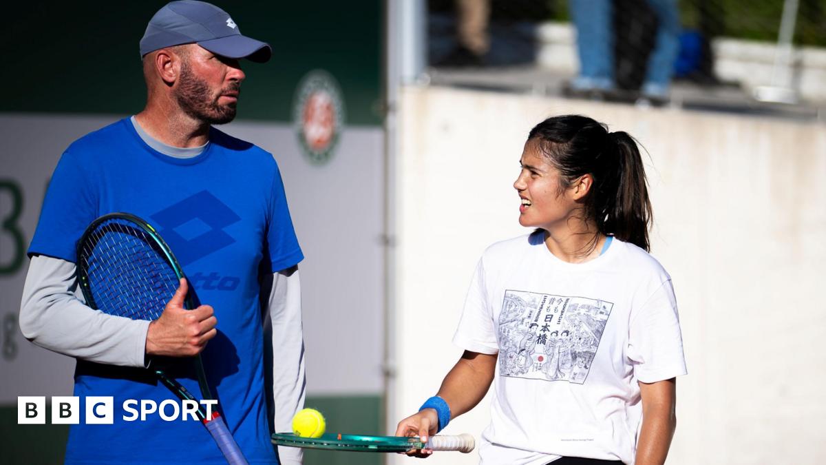 Emma Raducanu is given advice by her coach Andrew Richardson during a practice session at the 2026 French Open