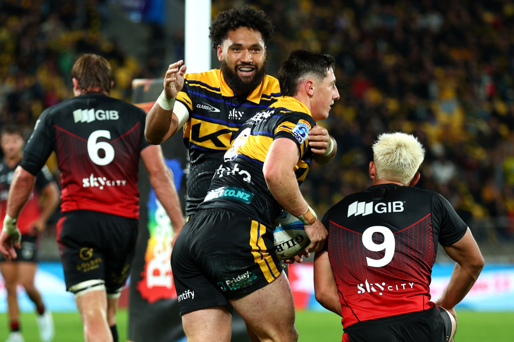 Hurricanes cement top of Super Rugby Pacific after holding on for Crusaders win