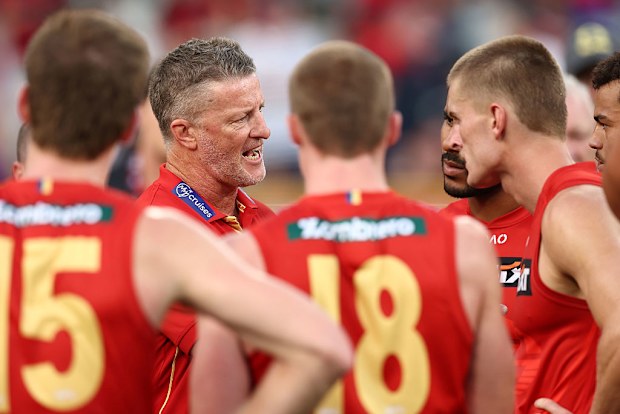 Damien Hardwick speaks with his players.