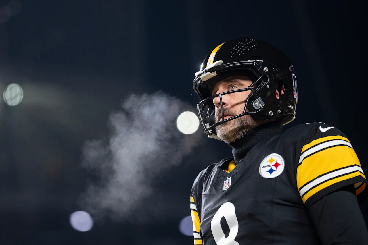 Aaron Rodgers still hasn't committed to the Steelers this season. (Photo by Michael Owens/Getty Images)