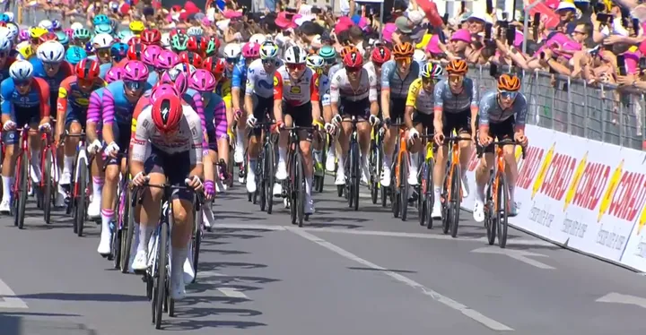 The peloton fiercely chased the breakaway riders inside the final circuit in Milano.