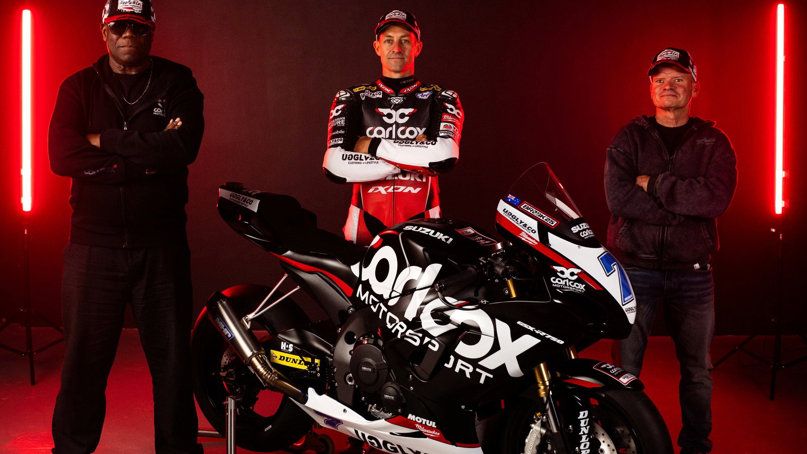 Carl Cox, Josh Brookes, Al Morris, standing with the GSX-R750 North West 200 bike