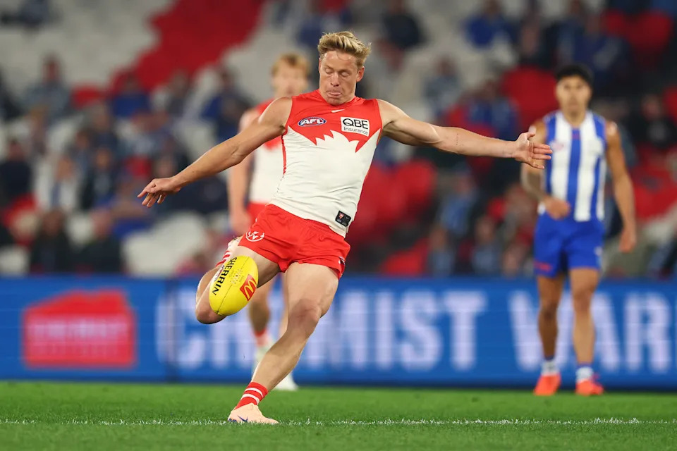 Isaac Heeney kicks a goal.
