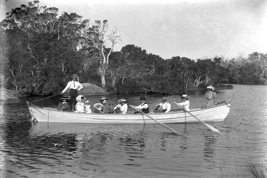Bert photo of settlers on boat