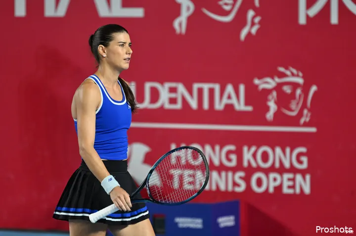 Sorana Cirstea changes ends in Hong Kong.