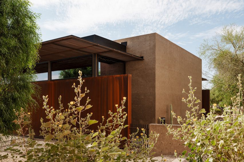 Building with an orthogonal plan and overhanging flat roof 