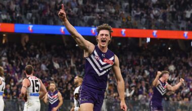 AFL live updates: Fremantle Dockers host Hawthorn Hawks in Thursday night blockbuster