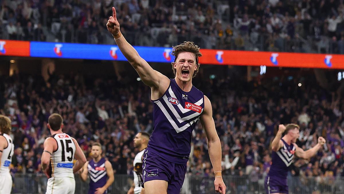 AFL live updates: Fremantle Dockers host Hawthorn Hawks in Thursday night blockbuster