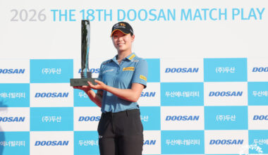 Bang Shin-sil holds a trophy after claiming victory at the Doosan Match Play event held at Ladena Golf Club in Gangwon on May 17. The event was part of the Korea Ladies Professional Golf Association tour. [NEWS1]