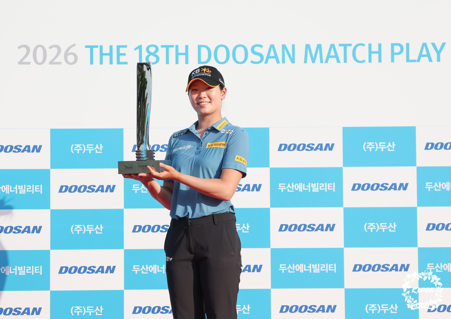 Bang Shin-sil holds a trophy after claiming victory at the Doosan Match Play event held at Ladena Golf Club in Gangwon on May 17. The event was part of the Korea Ladies Professional Golf Association tour. [NEWS1]