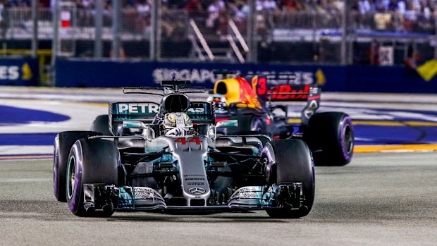 Marina Bay Circuit, Marina Bay, Singapore. Sunday 17 September 2017. Lewis Hamilton, Mercedes F1 W08 EQ Power+, leads Daniel Ricciardo, Red Bull Racing RB13 TAG Heuer. (Photo by Charles Coates/LAT Images)