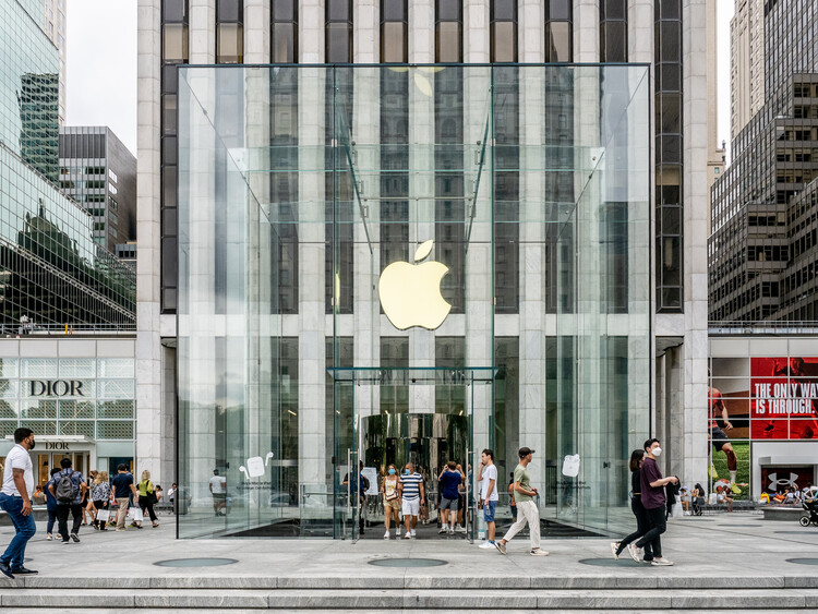 Designing a Brand: How Apple Built an Architectural Language of Glass and Order - Image 11 of 15