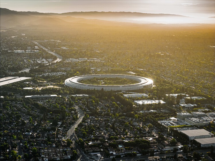 Designing a Brand: How Apple Built an Architectural Language of Glass and Order - Image 1 of 15