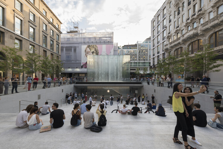Designing a Brand: How Apple Built an Architectural Language of Glass and Order - Image 13 of 15
