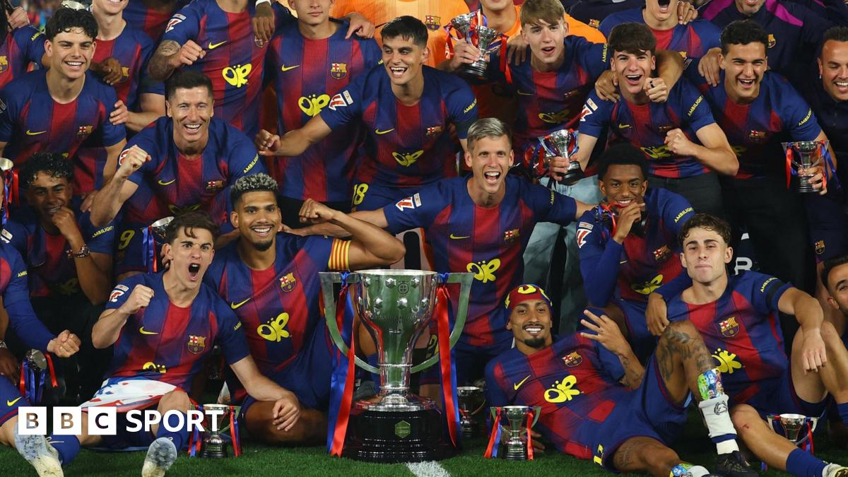 Barcelona's Ronald Araujo lifts the trophy after title win