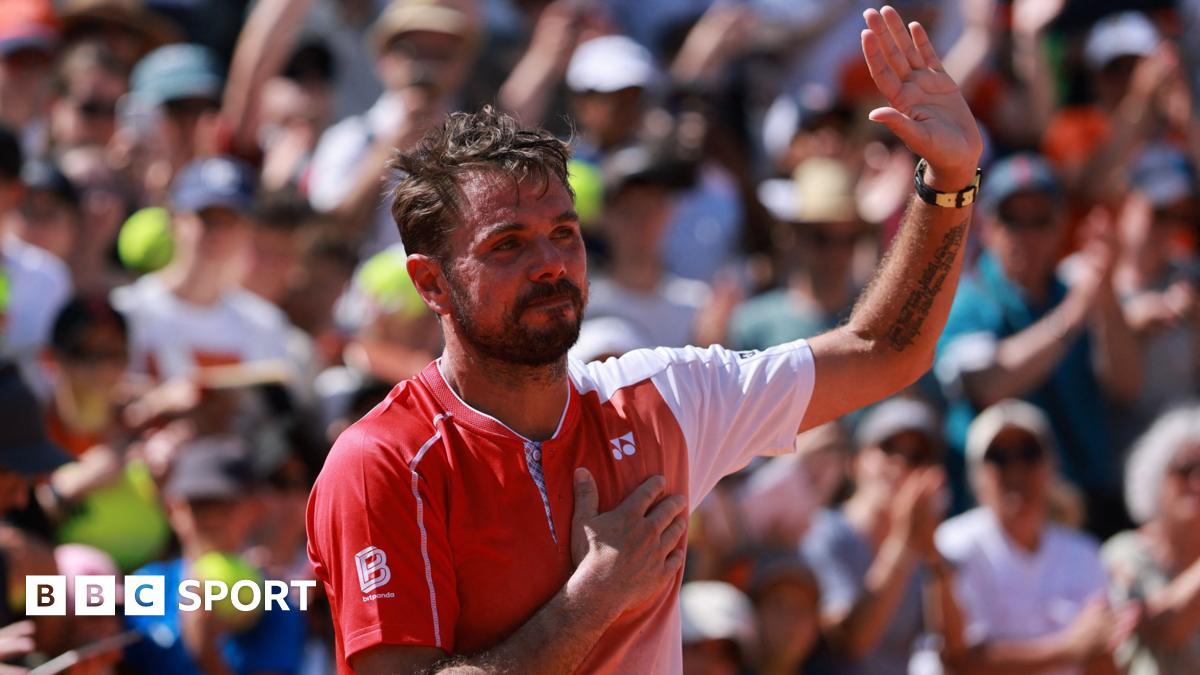 Stan Wawrinka celebrates a point during his final French Open match