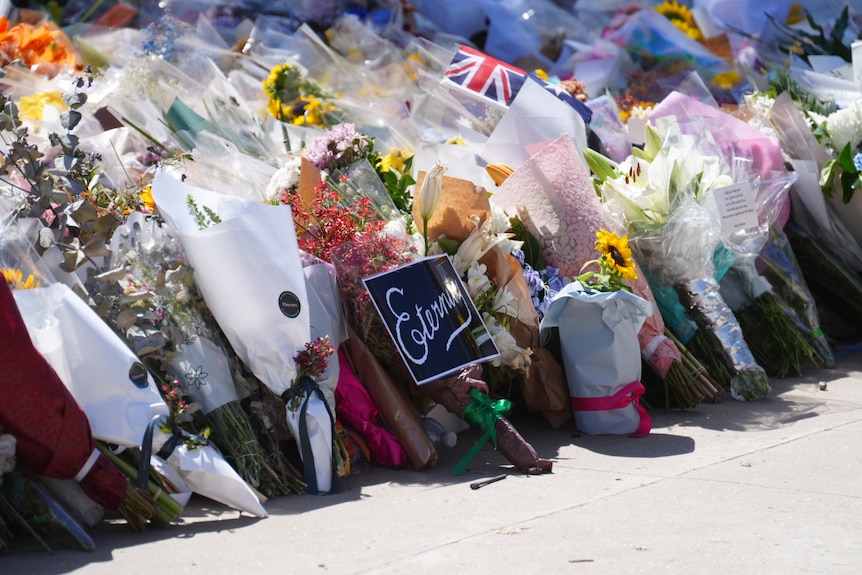 Bondi shooting memorial 2025-12-17 11:12:00