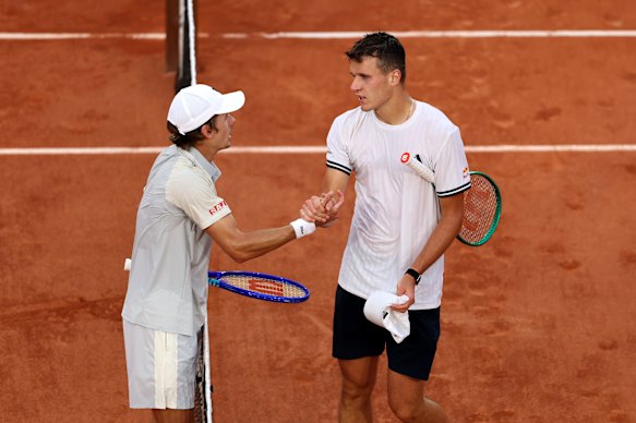 De Minaur and Mensik shake hands after the four-setter.