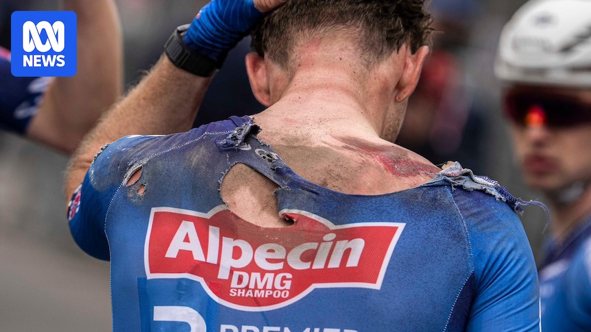 Huge crash sees Kaden Groves hit the deck in opening sprint of Giro d'Italia 2026