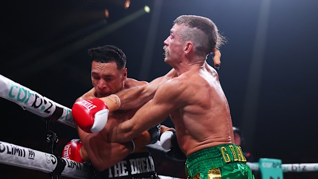 Lance McDonald punches Rahim Mundine.