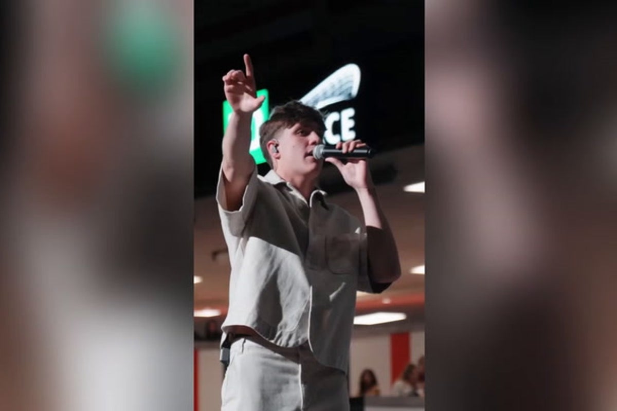 Justin Trudeau’s son Xavier delivers halftime performance at basketball game