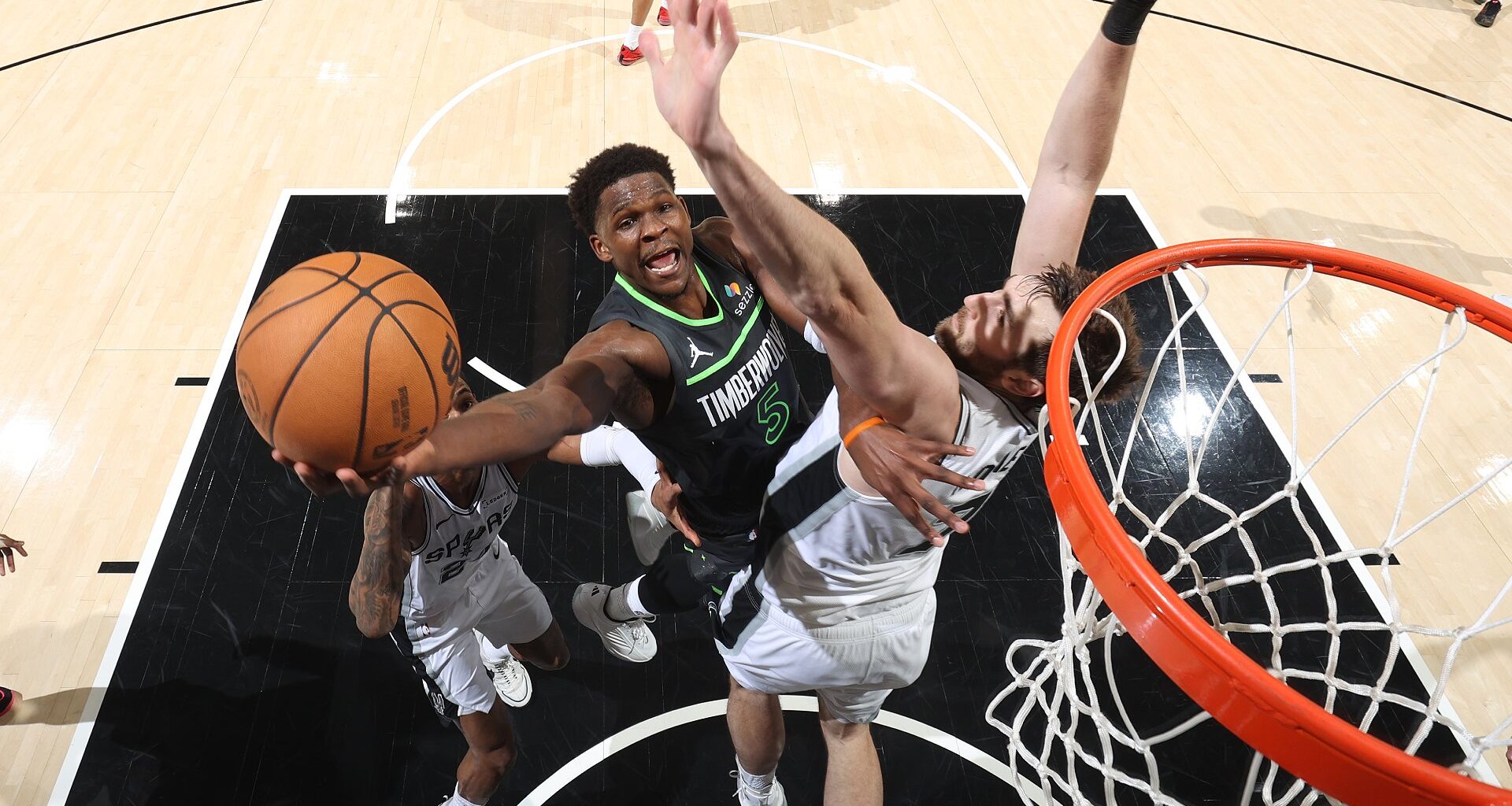 4 takeaways: Spurs respond to loss in opener with blowout win in Game 2