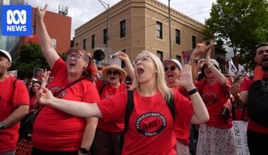 Education union reaches in-principle agreement that will give Victorian teachers pay rises up to 32 per cent