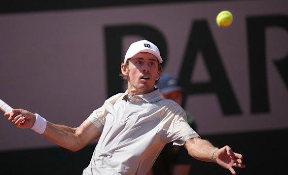 De Minaur was largely untroubled against British qualifier Toby Samuel.
