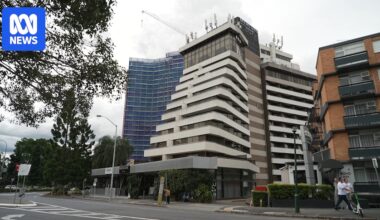 Young man dies after falling from Brisbane hotel during police arrest
