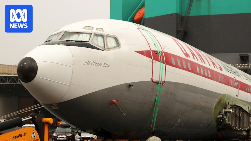 John Travolta's luxury plane bound for Shellharbour museum arrives by boat