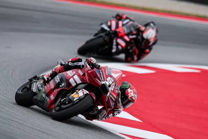 Francesco Bagnaia, Ducati Team, Marco Bezzecchi, Aprilia Racing