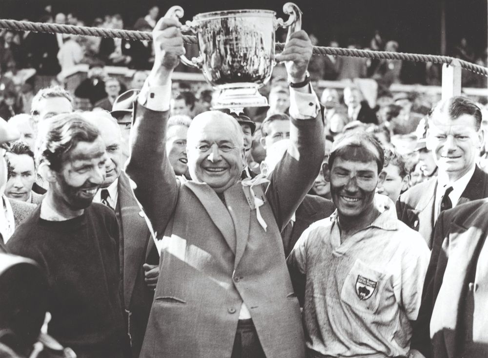 Tony Vandervell (centre) signed Moss (right) and Brooks (left) for 1957 – and won the British GP