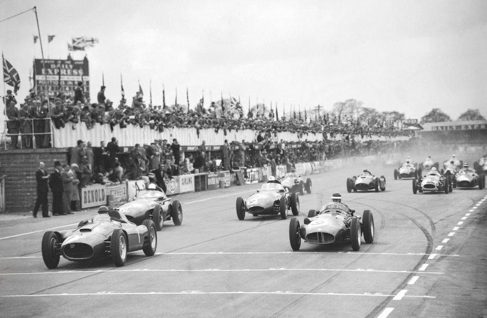 Fangio briefly leads at the
start but Hawthorn (9)
is about to pounce
