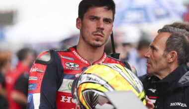 Alberto Puig speaks to Joan Mir, 2026 MotoGP Catalan Grand Prix, grid. Credit: Gold and Goose.